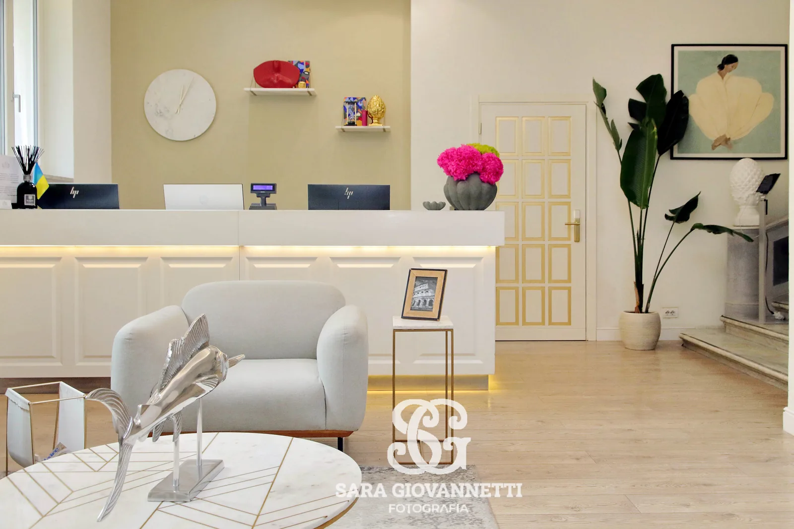 Fotografo Airbnb Roma fotografa la reception elegante di una struttura ricettiva con poltrona grigia e décor curato